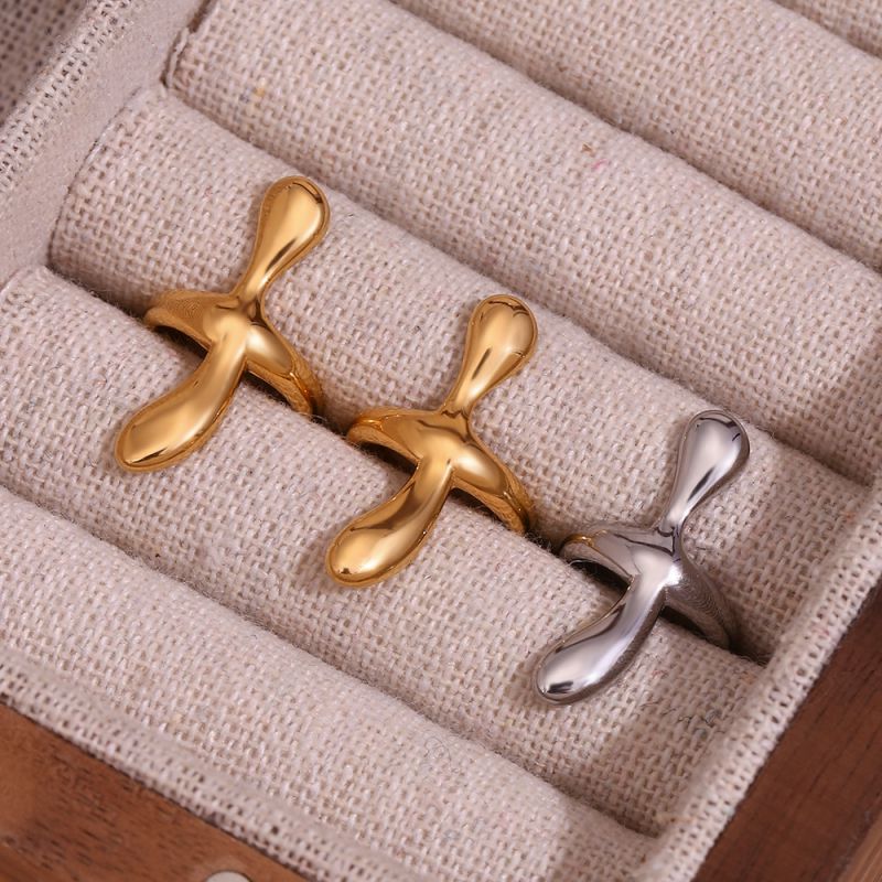 Cross earcuff